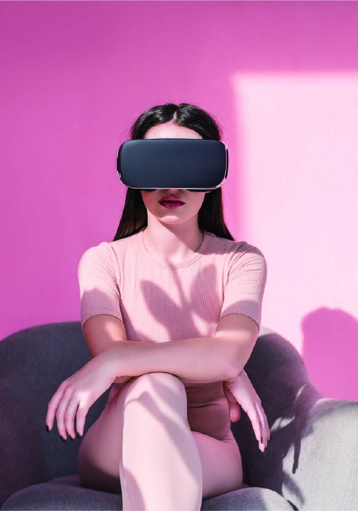 VRヘッドセットを装着する女性の頭部