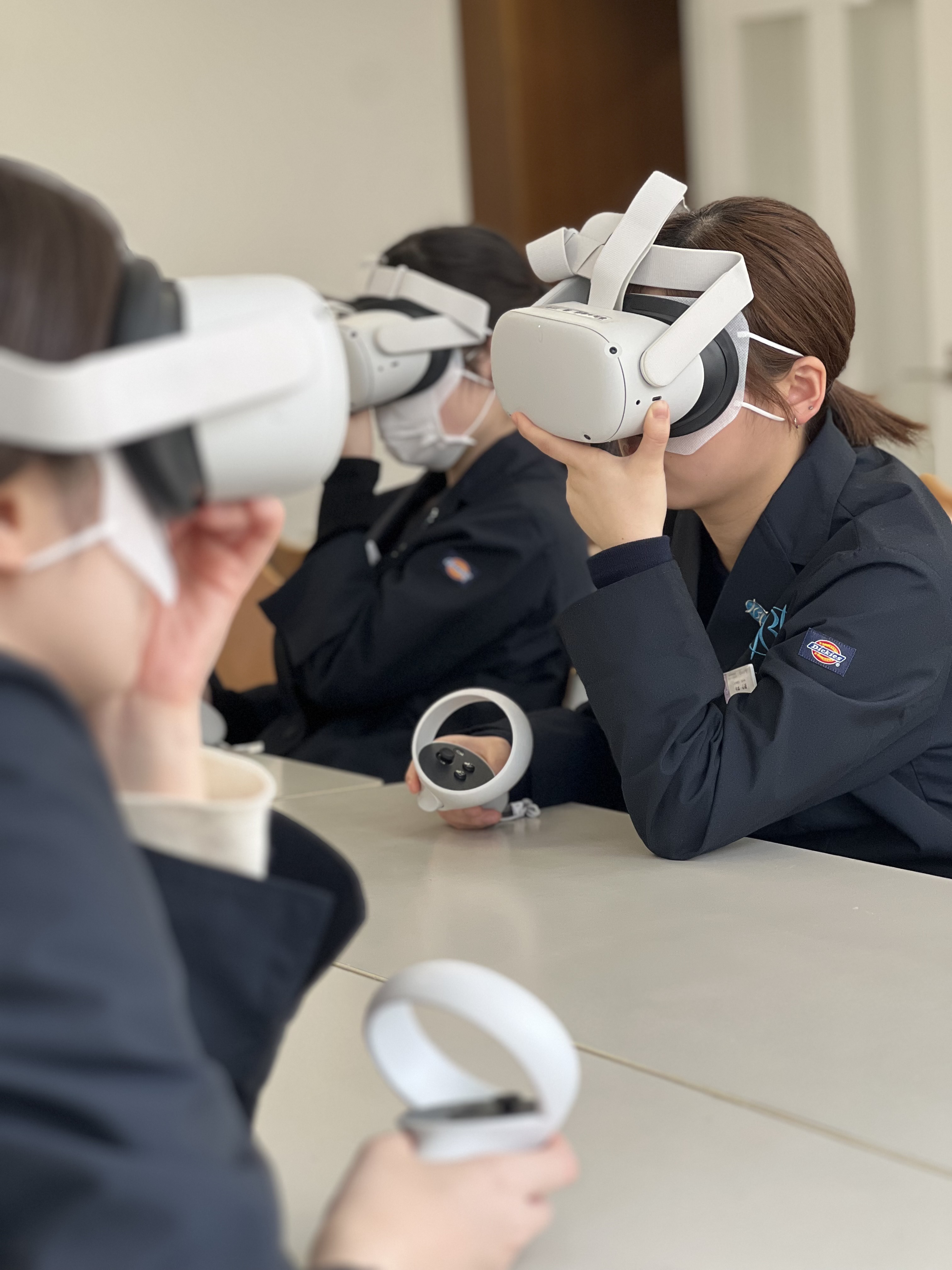VRヘッドセットでサロン見学を体験する美容学生たち